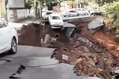 Khoảnh khắc mặt đường bất ngờ sụt xuống, nuốt chửng 15 ô tô trên đường