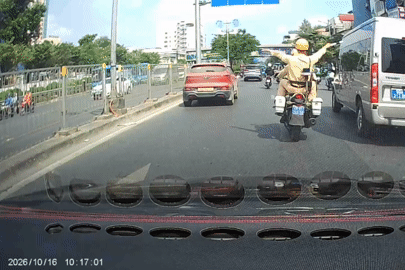 Tài xế taxi xúc động khi được CSGT 'mở đường' đưa nạn nhân đi cấp cứu