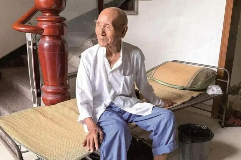Thói quen lạ sau khi thức dậy sớm của cụ ông sống thọ 101 tuổi