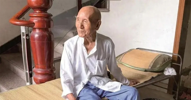 Thói quen lạ sau khi thức dậy sớm của cụ ông sống thọ 101 tuổi