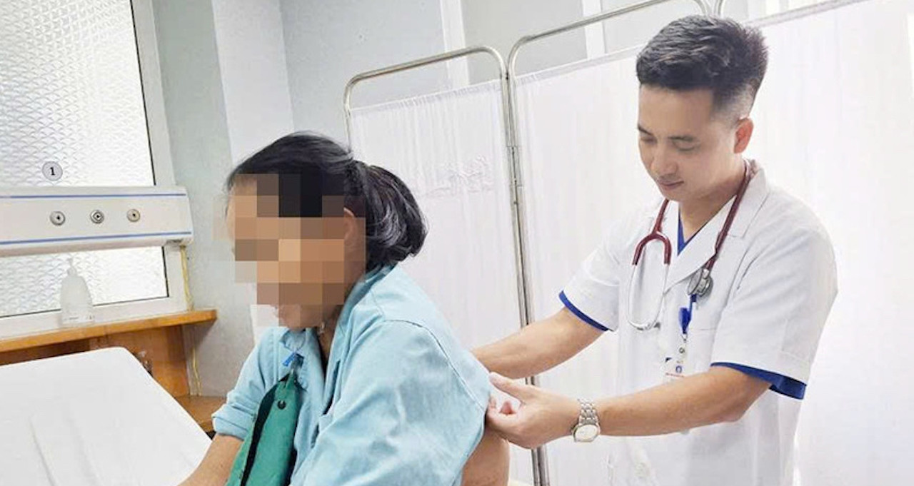 Vô tình chạm vào tổ ong vò vẽ, người phụ nữ bị đốt 60 nốt