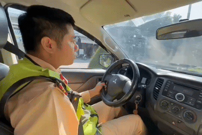 Cảnh sát dùng xe đặc chủng dẫn đường hơn 22km cứu người đột quỵ