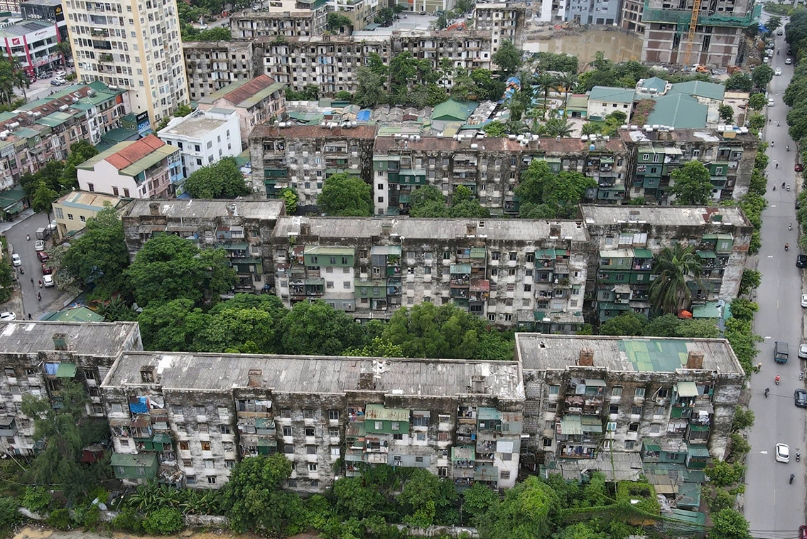 Chung cư gần 50 năm tuổi ở Nghệ An trơ cốt thép, rễ cây bám kín tường
