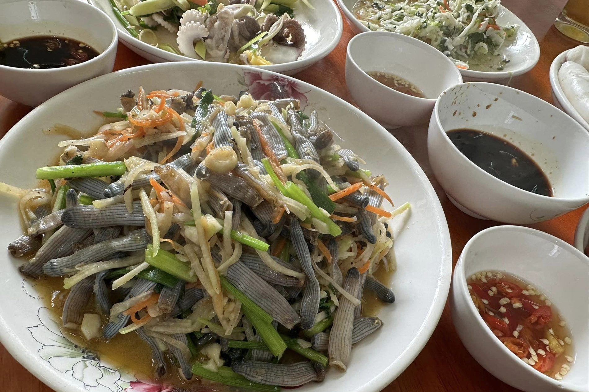 Đặc sản nào thường có trong mâm cỗ ở Quảng Ninh, nhìn giống giun, ăn giòn sần sật?