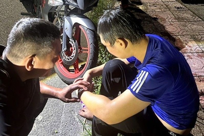 Khoảnh khắc Đại úy công an lao xuống sông, cứu nam thanh niên nhảy cầu