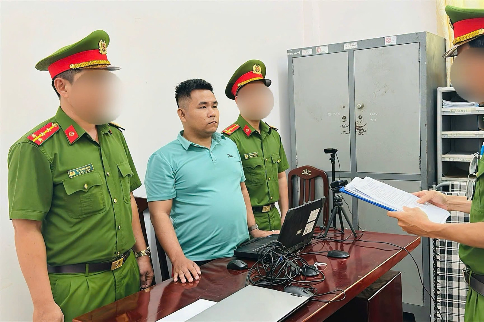 Khởi tố người đàn ông đi ngược chiều, bóp cổ, đánh tài xế ô tô sau va chạm