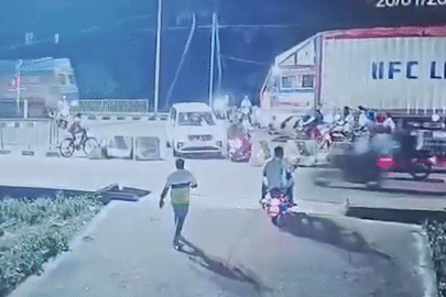 Kinh hoàng cảnh xe tải lao vào hàng loạt xe máy, 3 người thiệt mạng