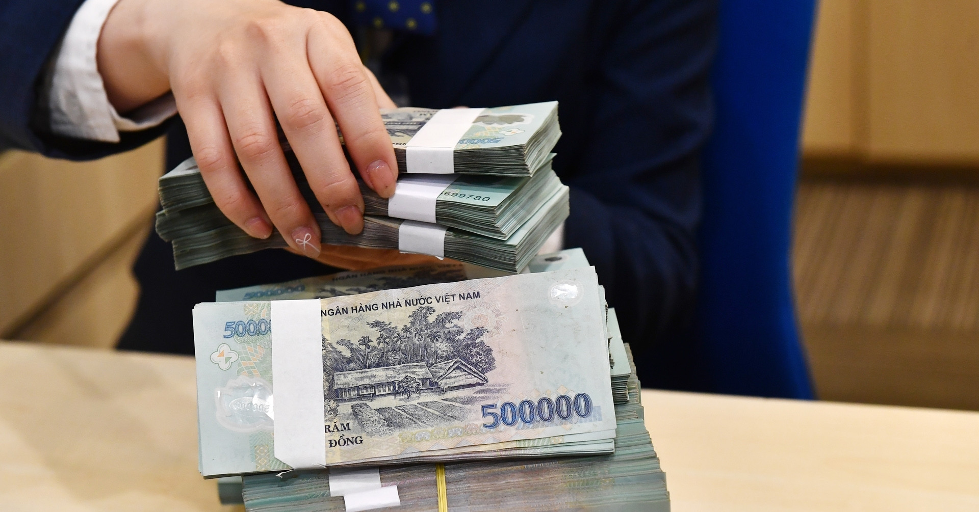 Lương hơn 300 triệu, nữ CEO bị cắt sạch tiền thưởng vì "chân trong chân ngoài"