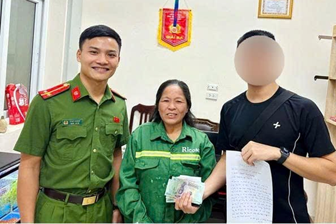 Mạng xã hội không giúp tìm chủ chiếc ví, người phụ nữ tìm đến công an