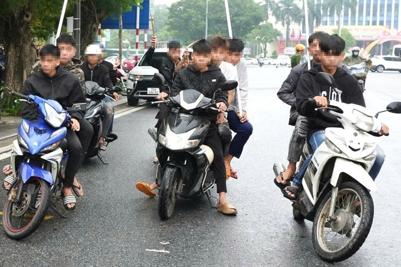 Nhóm 16 thanh thiếu niên mang hung khí, chạy xe náo loạn đường phố Huế