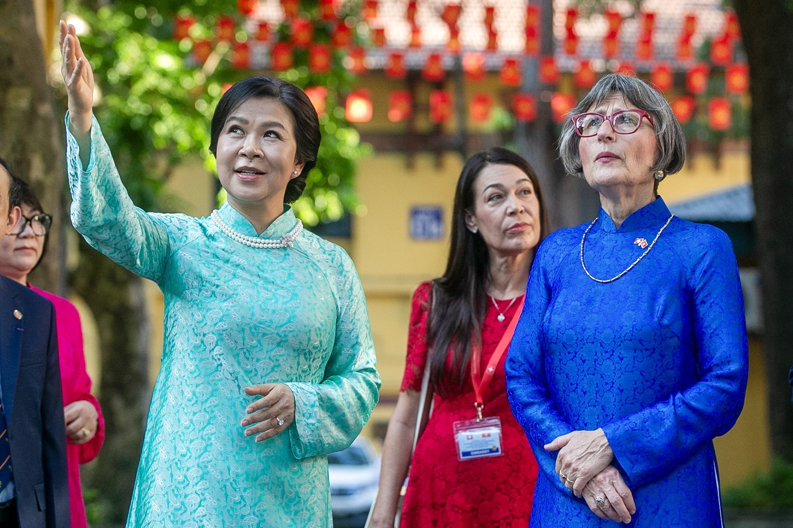 Phu nhân Tổng Bí thư, Chủ tịch nước và phu nhân Tổng thống Thụy Sĩ tìm hiểu thảo dược, làm gối chườm