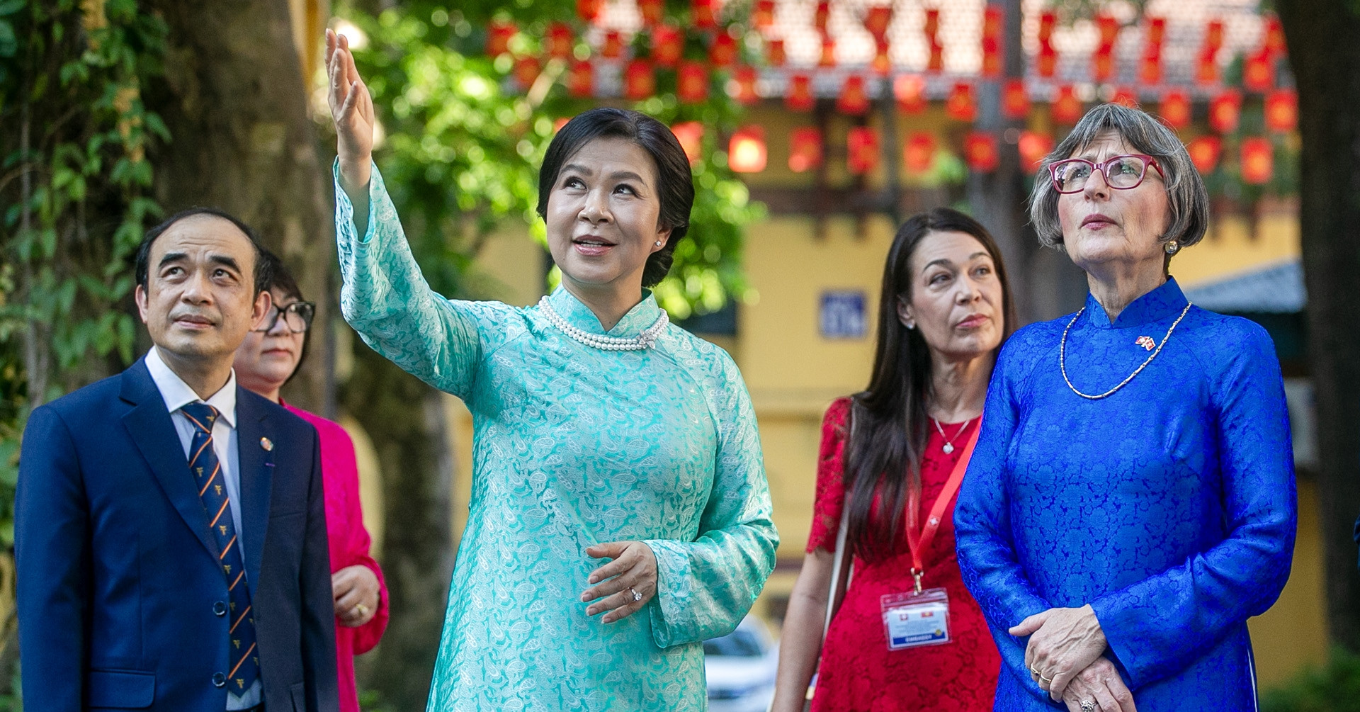 Photo : Báo VietNamNet Phu nhan tong bi thu chu tich nuoc va phu nhan tong thong thuy si tim hieu thao duoc lam goi chuom