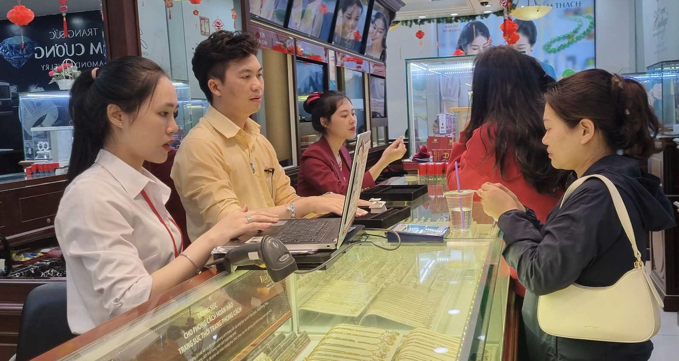 Quy định mới: Mua bán vàng từ 5 triệu đồng phải...