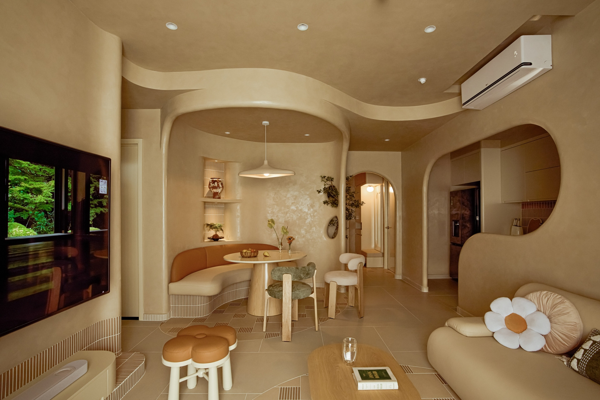 Vợ chồng TPHCM sống trong căn hộ hơn 120m2, như chiếc hang trú ẩn