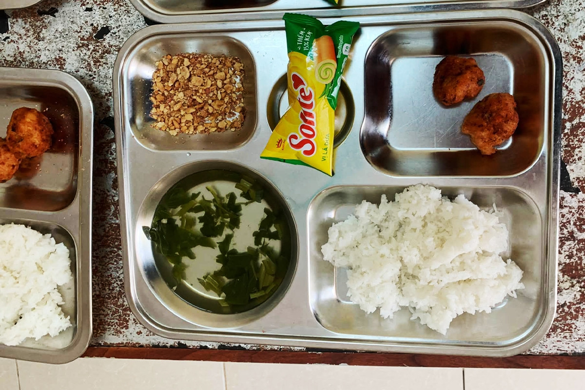 Vụ khay cơm bán trú có muối lạc và 2 viên thịt: Hé lộ suất ăn có giá 19.000 đồng