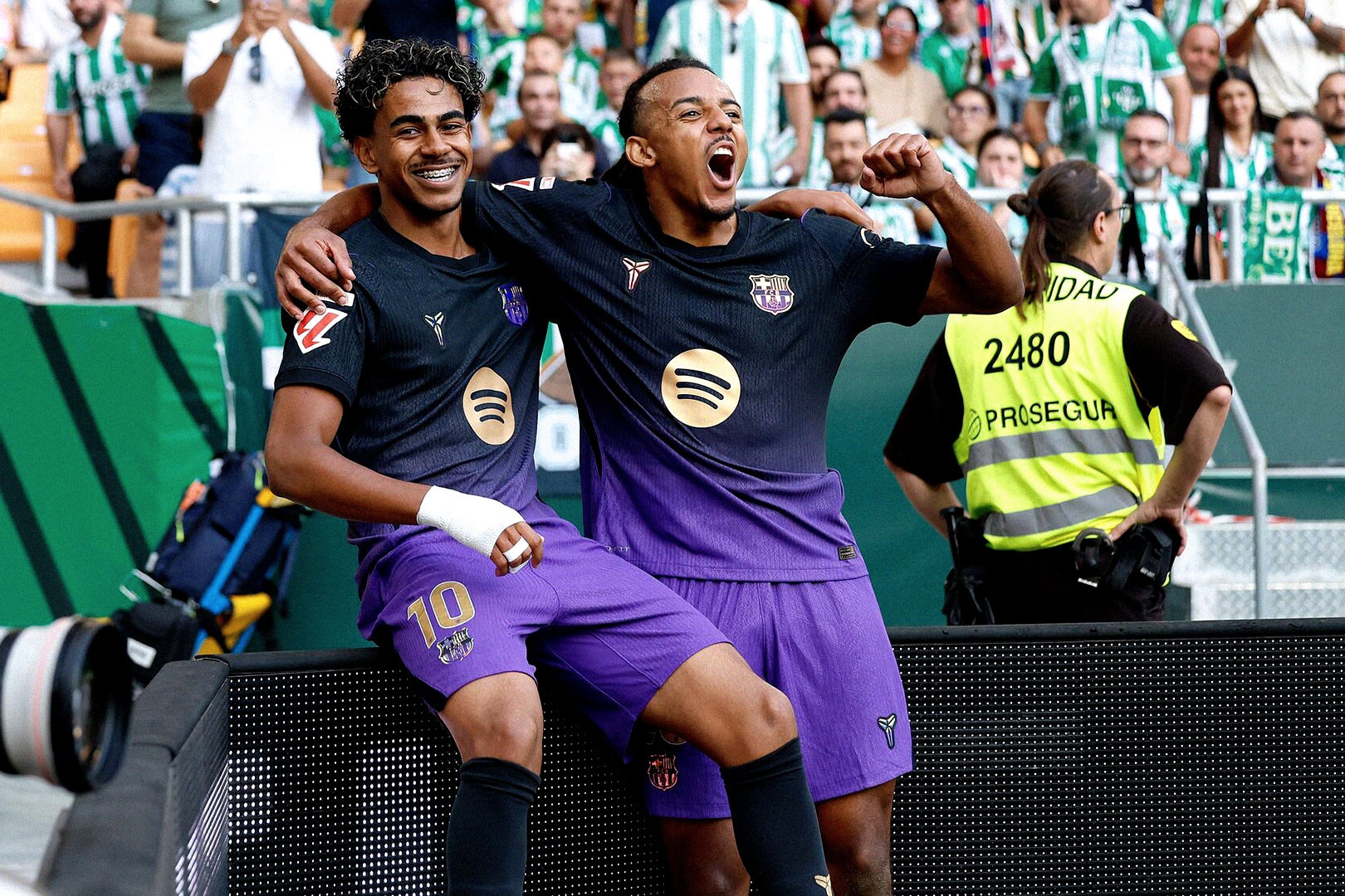 Kết quả bóng đá hôm nay 18/10: Barca, Bayern Munich trút mưa bàn thắng