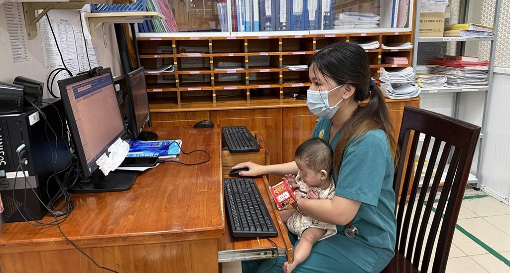 Câu chuyện xúc động phía sau hình ảnh y bác sĩ vừa làm việc vừa chăm "con"