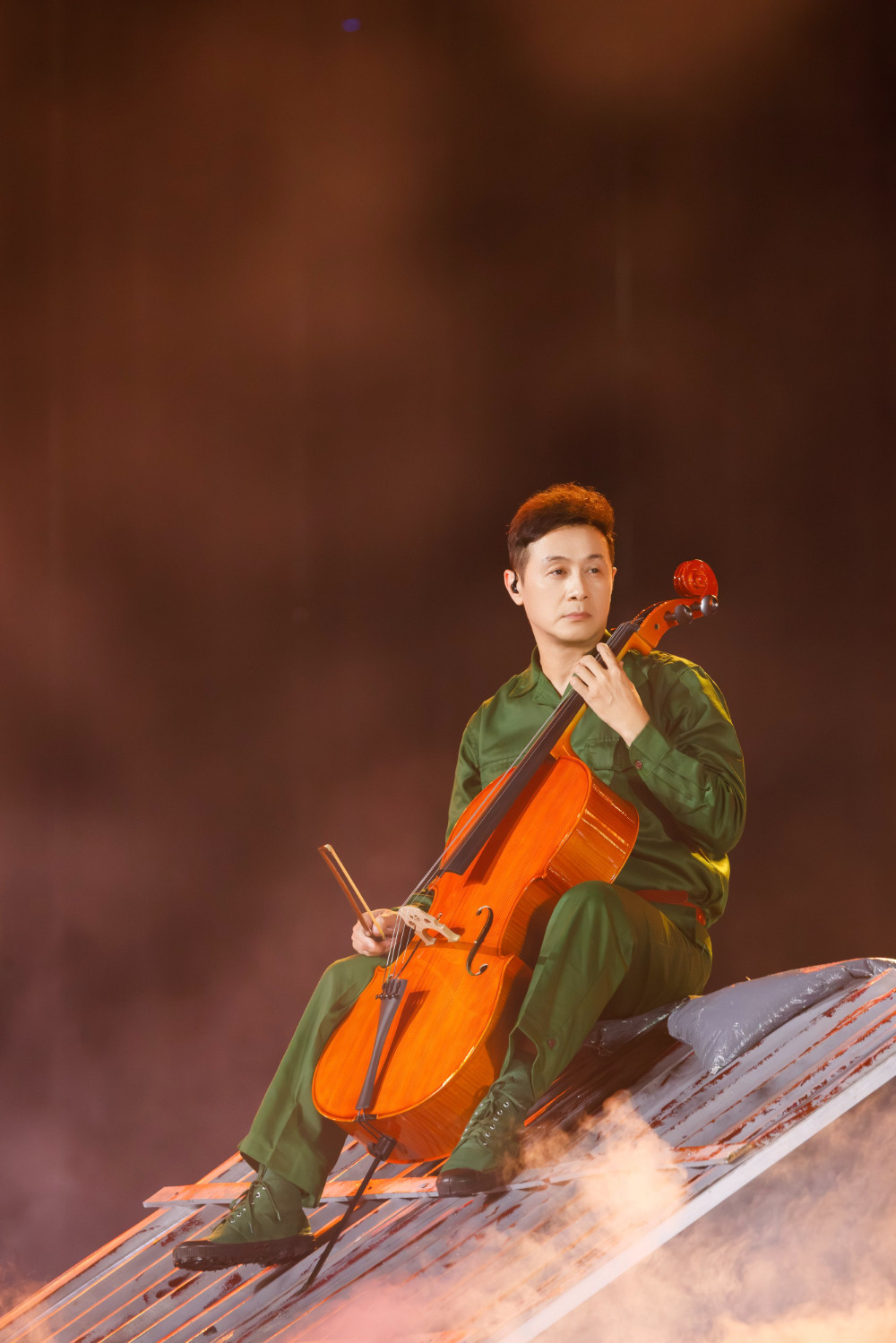 MC Anh Tuấn chơi cello.jpg