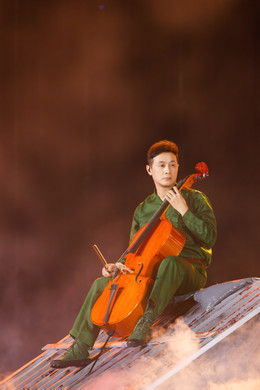 MC Anh Tuấn chơi cello.jpg