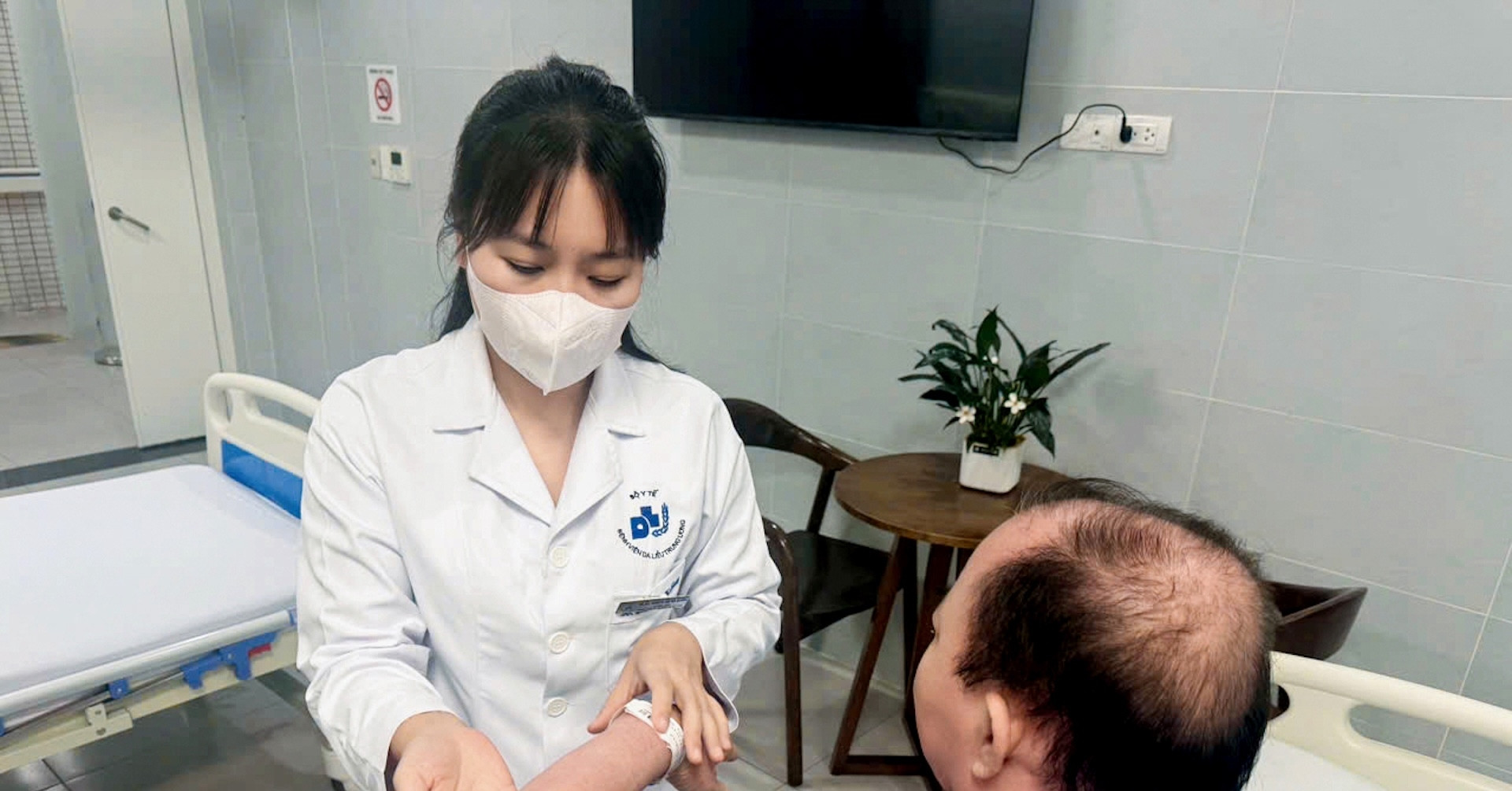 Người đàn ông suy tuyến thượng thận sau mũi tiêm "thần dược"