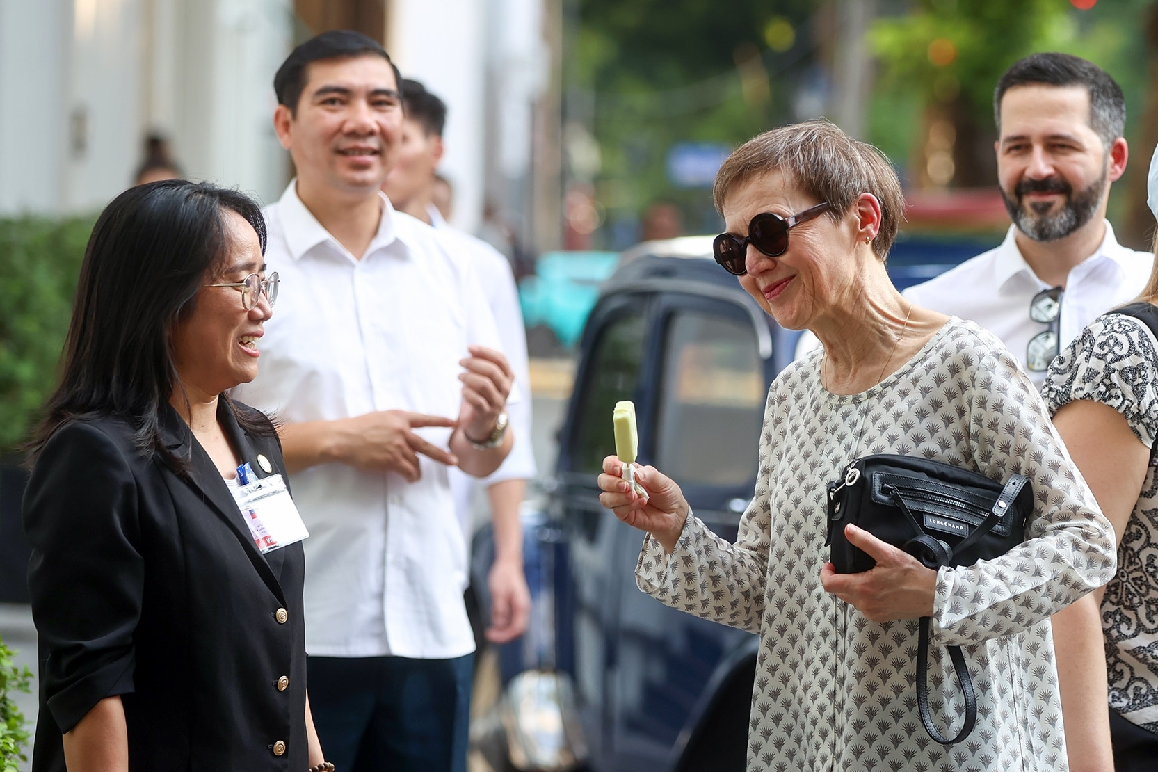 Nữ Thủ tướng Công quốc Liechtenstein dạo một vòng Hồ Gươm, ăn kem Tràng Tiền