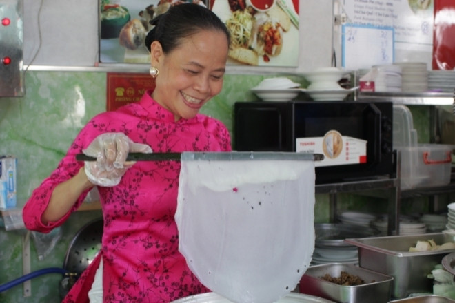 Quán bánh cuốn 65 tuổi ở TPHCM được Michelin vinh danh, bà chủ luôn mặc áo dài