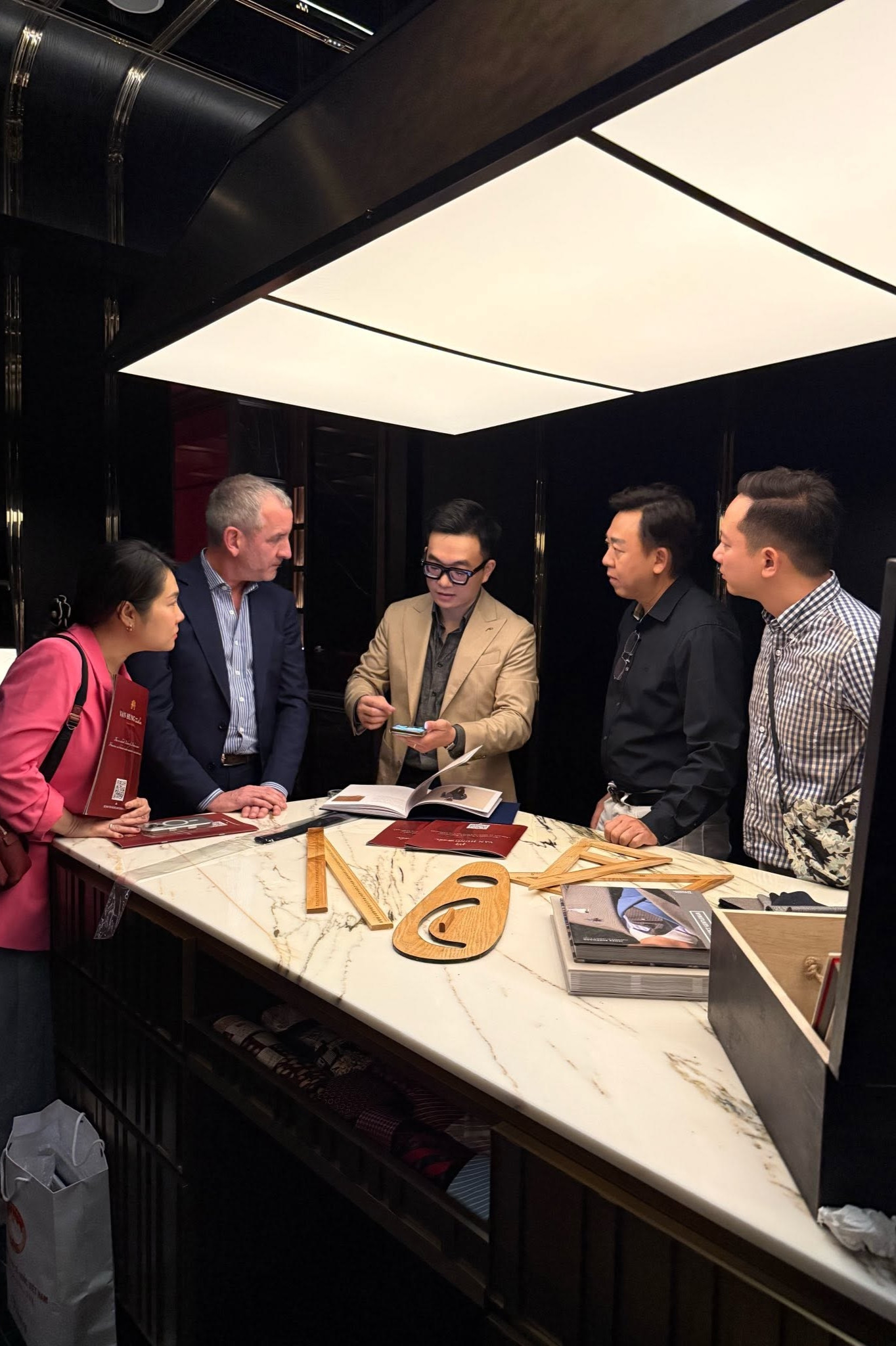 https://static-images.vnncdn.net/vps_images_publish/000001/000003/2026/10/18/thac-si-ngoai-giao-cat-bang-ve-noi-nghiep-tiem-may-au-phuc-3-doi-o-ha-noi-2581.jpg