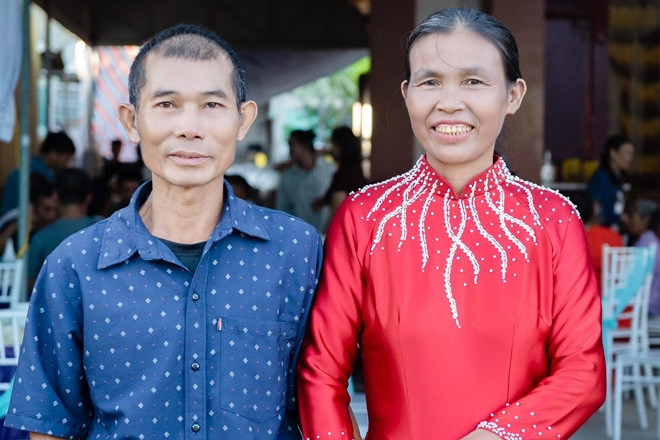 Thấy 4 đứa trẻ nheo nhóc, người phụ nữ ở Nghệ An về làm mẹ kế, thương yêu 23 năm