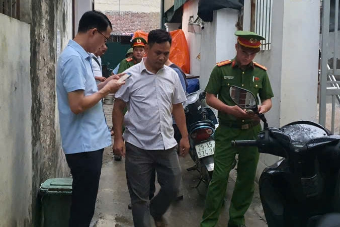 Từ vụ người phụ nữ ở Hà Nội kê giường chặn lối vào thửa đất: Xử lý tranh chấp đất đai, lối đi thế nào?