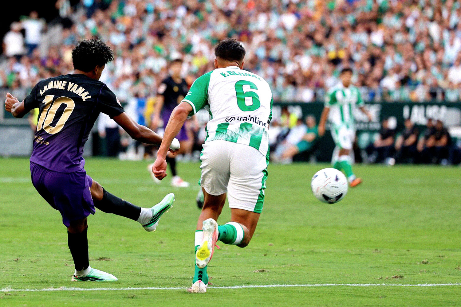 https://static-images.vnncdn.net/vps_images_publish/000001/000003/2026/10/18/yamal-betis-barca-1-46.jpg