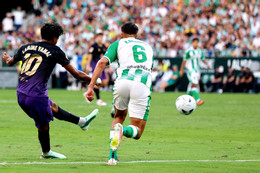 https://static-images.vnncdn.net/vps_images_publish/000001/000003/2026/10/18/yamal-betis-barca-1-46.jpg
