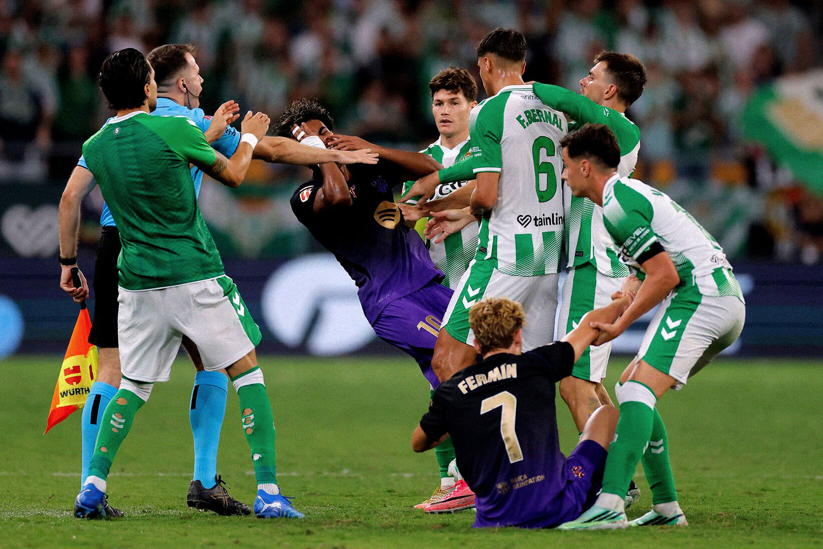 https://static-images.vnncdn.net/vps_images_publish/000001/000003/2026/10/18/yamal-facundo-betis-barca-2-56.jpg