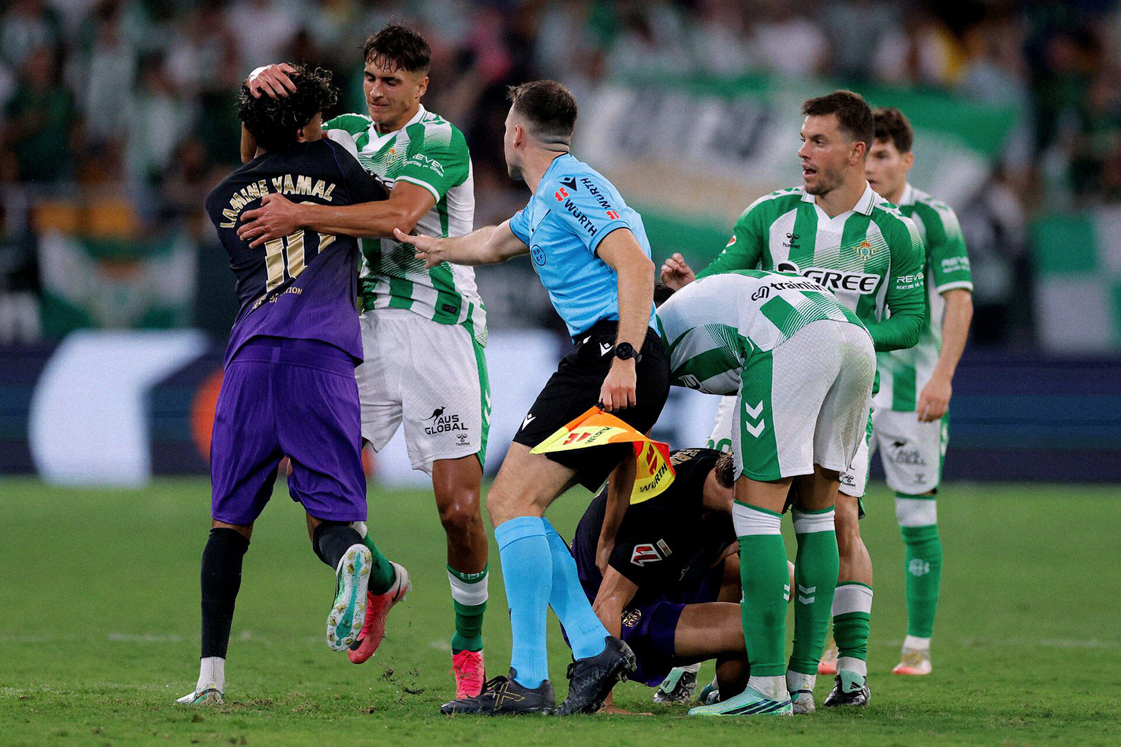 https://static-images.vnncdn.net/vps_images_publish/000001/000003/2026/10/18/yamal-facundo-betis-barca-55.jpg