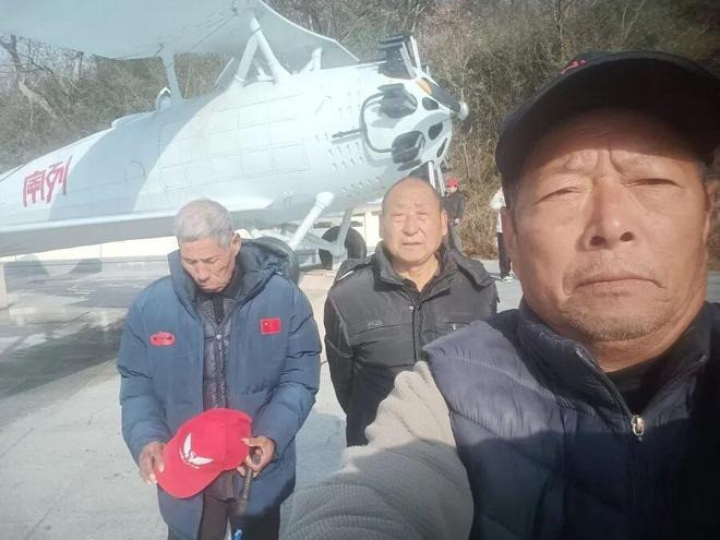 3 cu ong di du lich bui anh.jpg