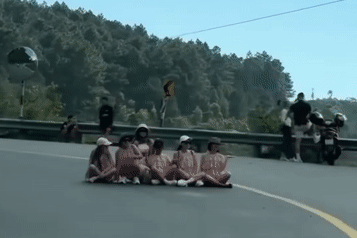 6 người phụ nữ tạo dáng trên đèo Hải Vân và loạt vụ chụp ảnh tai tiếng trên mạng xã hội