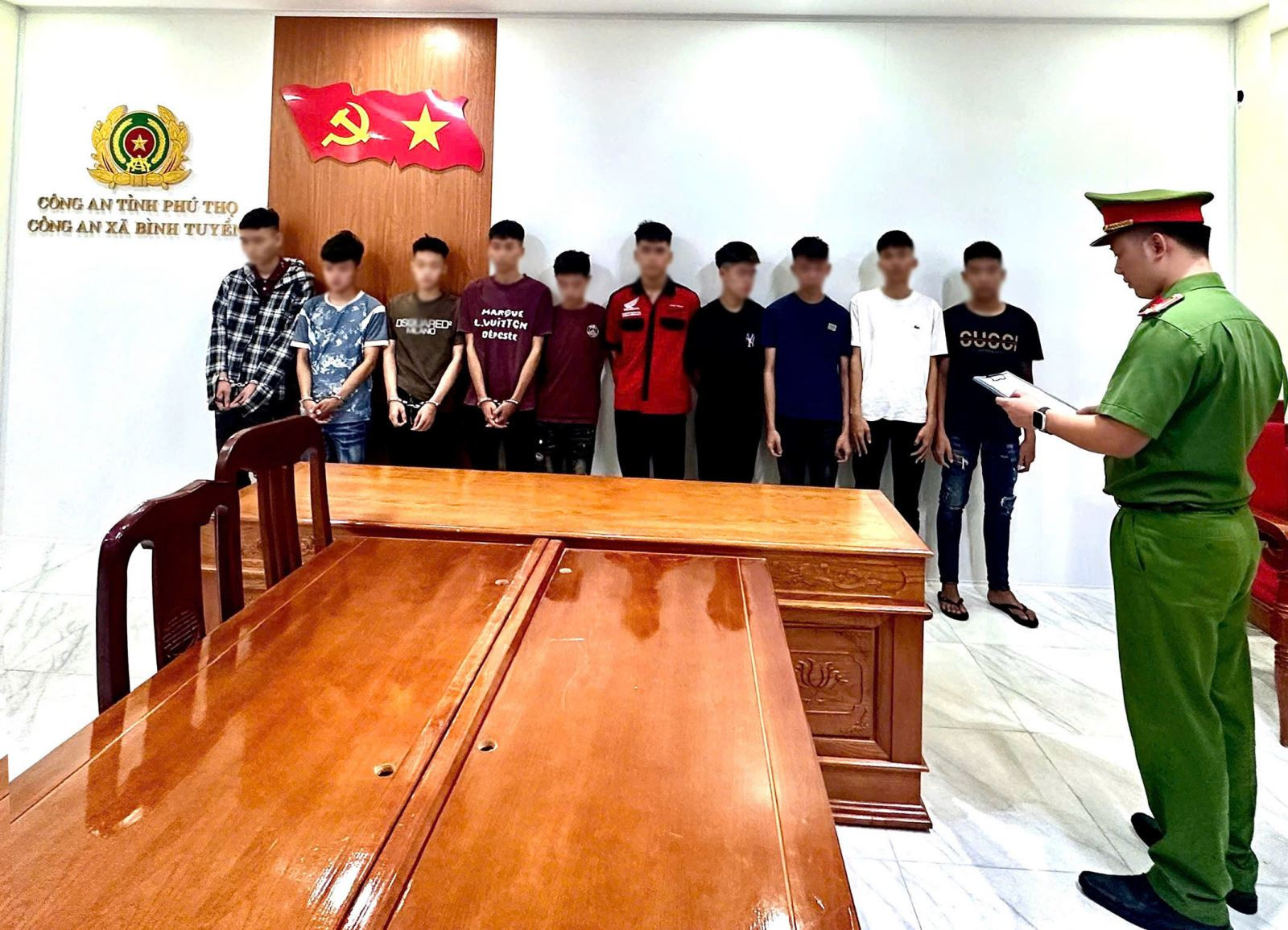 Ảnh 1_ Điều tra viên tống đạt Lệnh và Quyết định tố tụng của Cơ quan điều tra đối với các bị can trong vụ án.jpg
