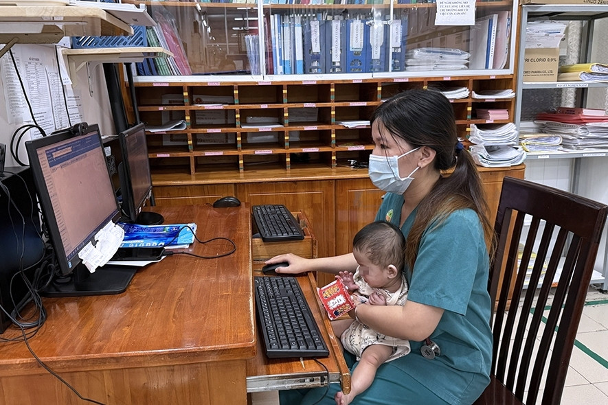 Câu chuyện xúc động phía sau hình ảnh y bác sĩ vừa làm việc vừa chăm 'con'