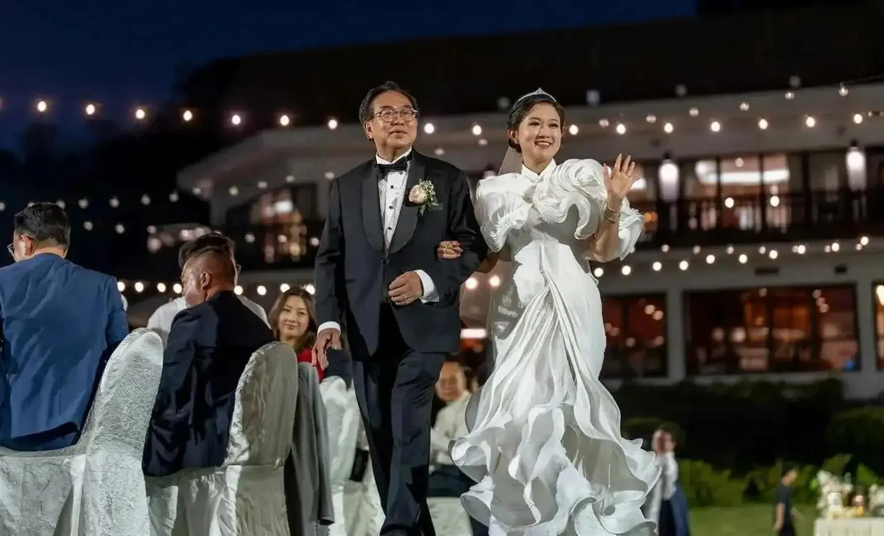 chú rể lái xe sang 0.webp