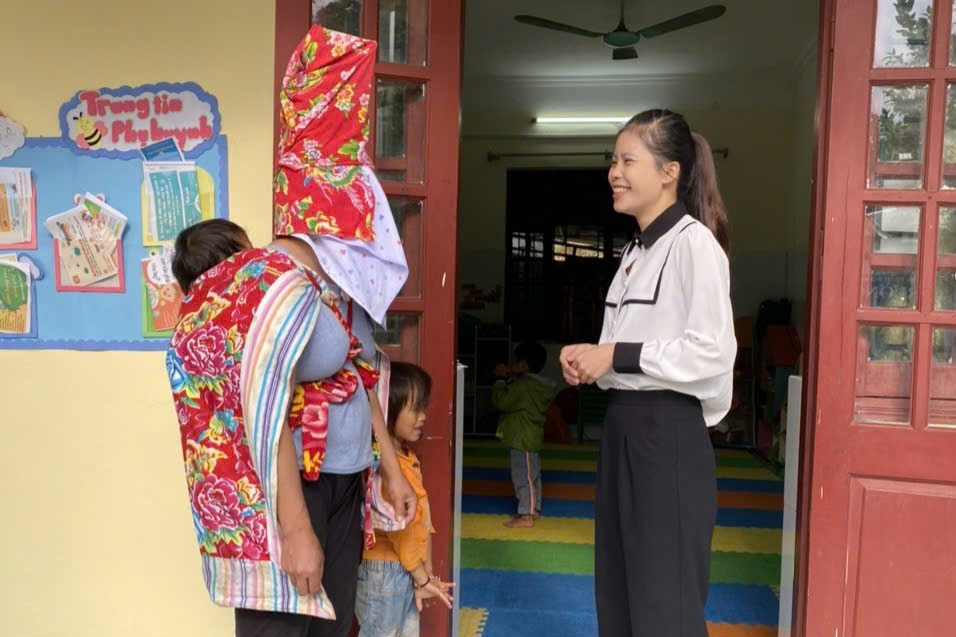 Cô giáo người Tày học tiếng Dao, giúp trẻ mẫu giáo dân tộc thiểu số quen tiếng Việt