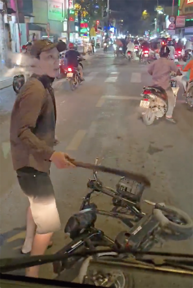 dap kinh xe tai 2.png