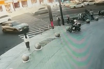 Lái thử ô tô, người phụ nữ bất ngờ gây tai nạn kinh hoàng trước sảnh khách sạn