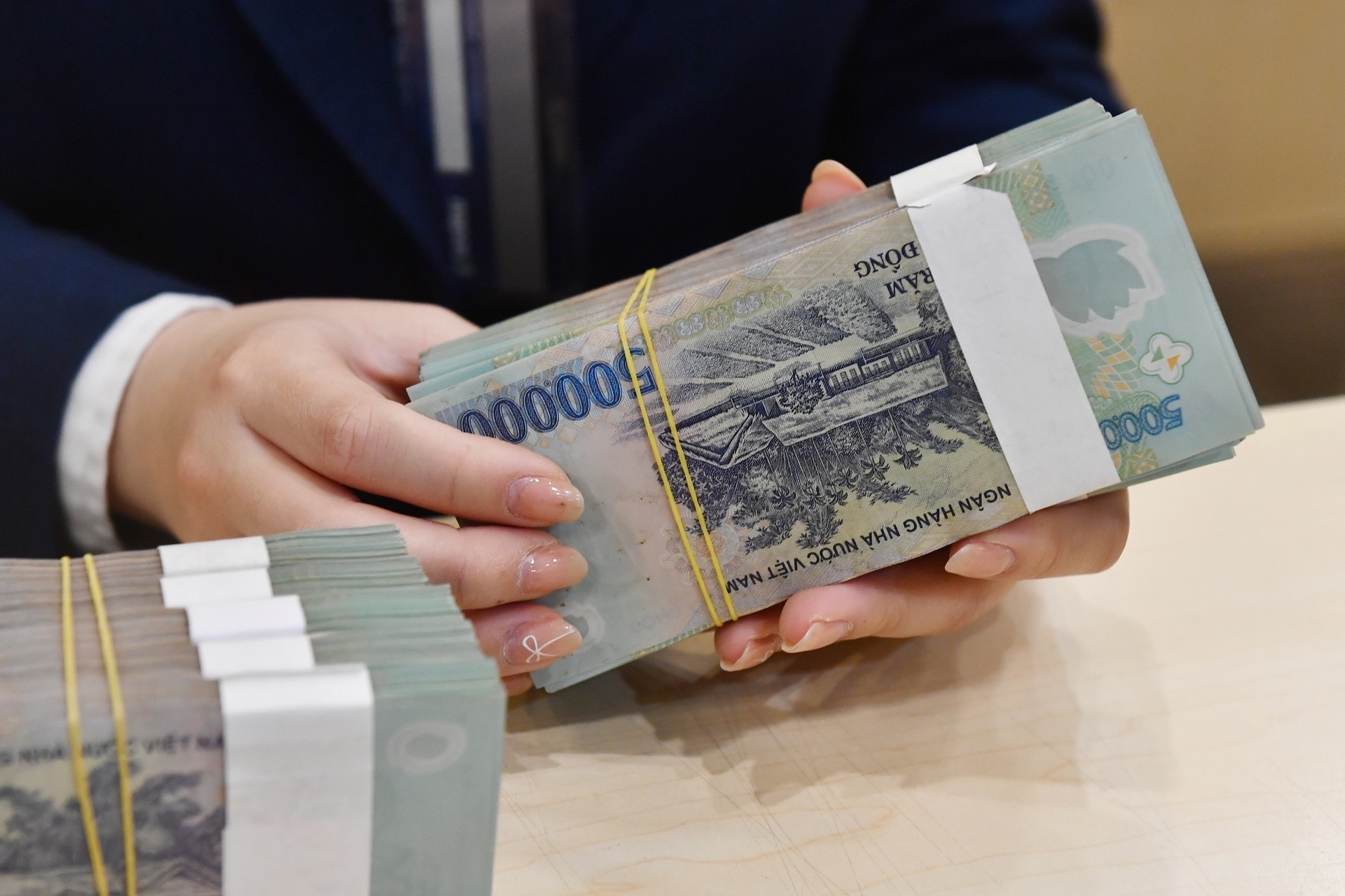 Ngân hàng giảm lãi suất: Chia áp lực để 'gồng' giá cổ phiếu, lợi nhuận