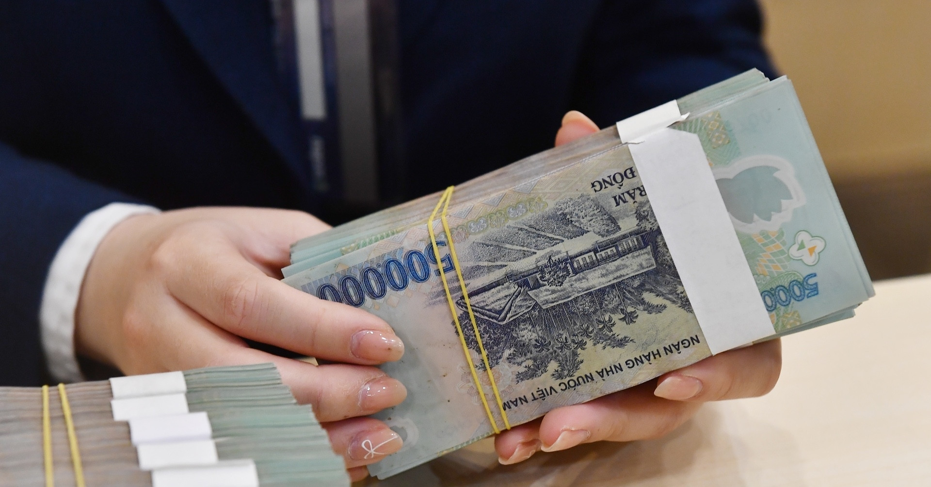 Ngân hàng giảm lãi suất: Chia áp lực để "gồng" giá cổ phiếu, lợi nhuận