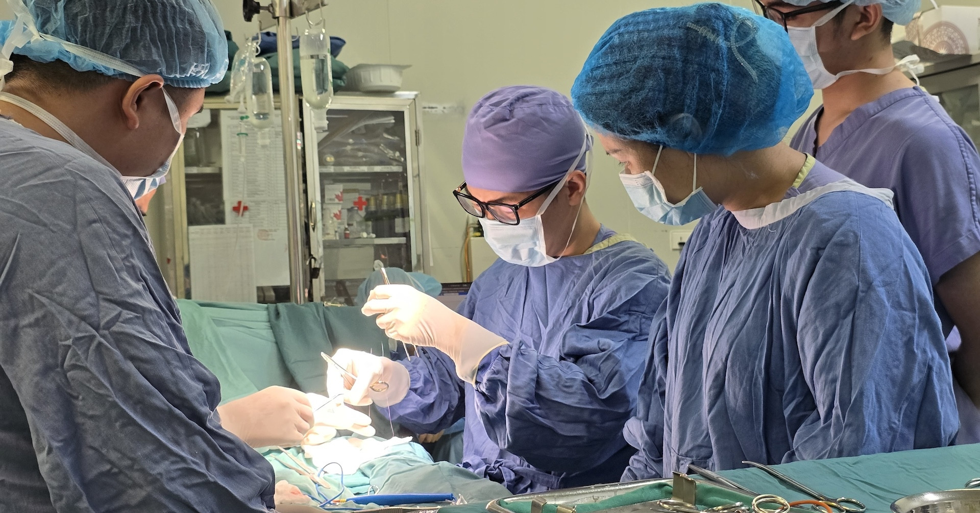 Phát hiện vùng kín con trai 10 tuổi "có vấn đề" trong khi tắm