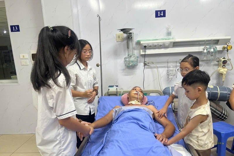 Vợ nghèo bán sạch tài sản cứu chồng bị tai nạn, 'chỉ mong các con còn có bố'