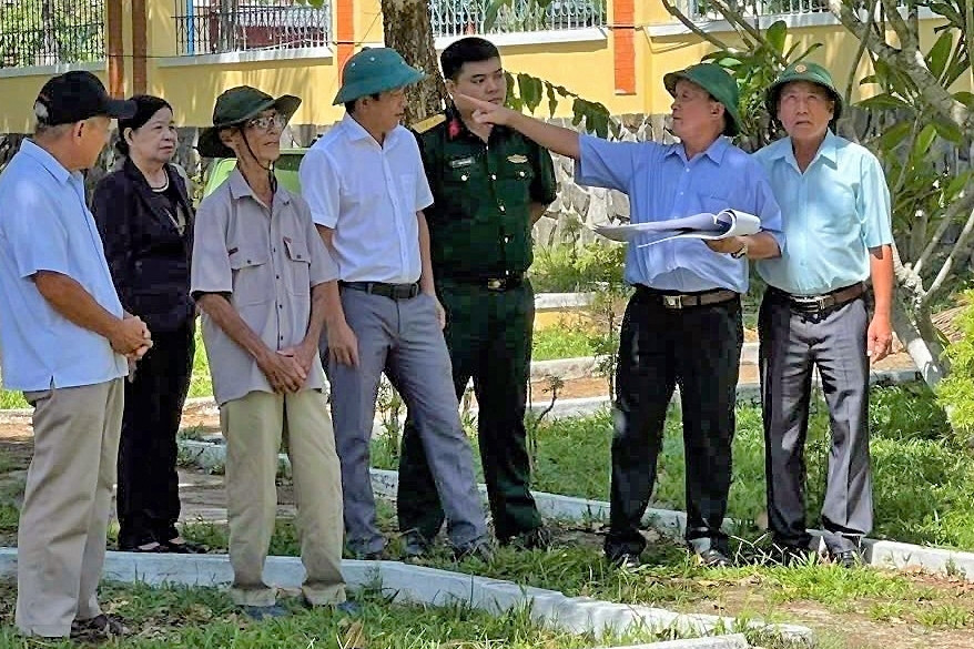 Xác minh thông tin mộ liệt sĩ tập thể trong sân trụ sở Đảng ủy xã
