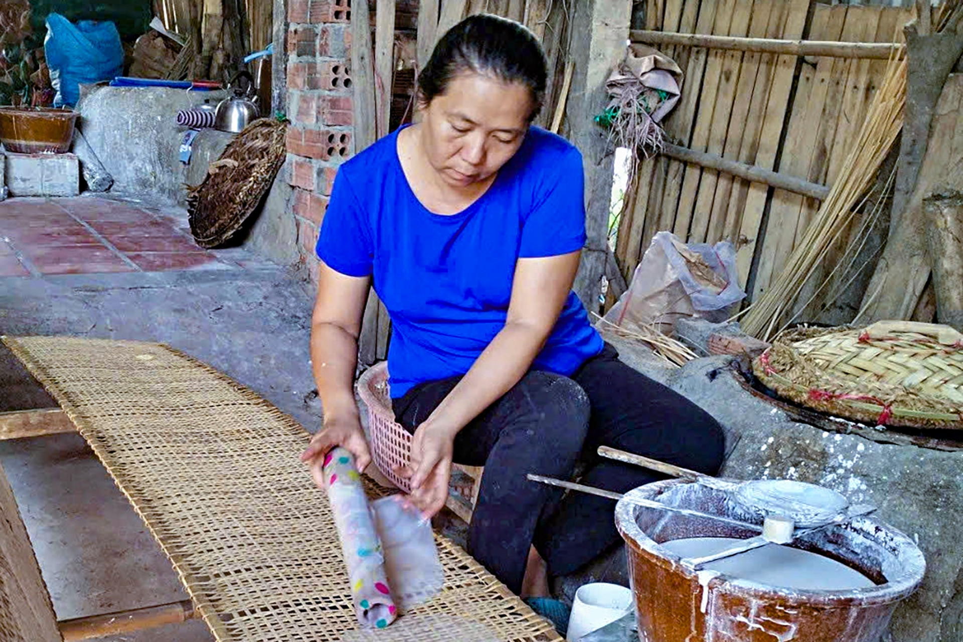 Bỏ nghề hướng dẫn viên, người phụ nữ TPHCM về giữ nghề bánh tráng 3 thế hệ