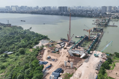 Cận cảnh 120 tấn dầm thép đầu tiên được lắp tại cầu Trần Hưng Đạo