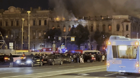 Hỏa hoạn thiêu rụi tòa nhà lịch sử ở trung tâm St. Petersburg