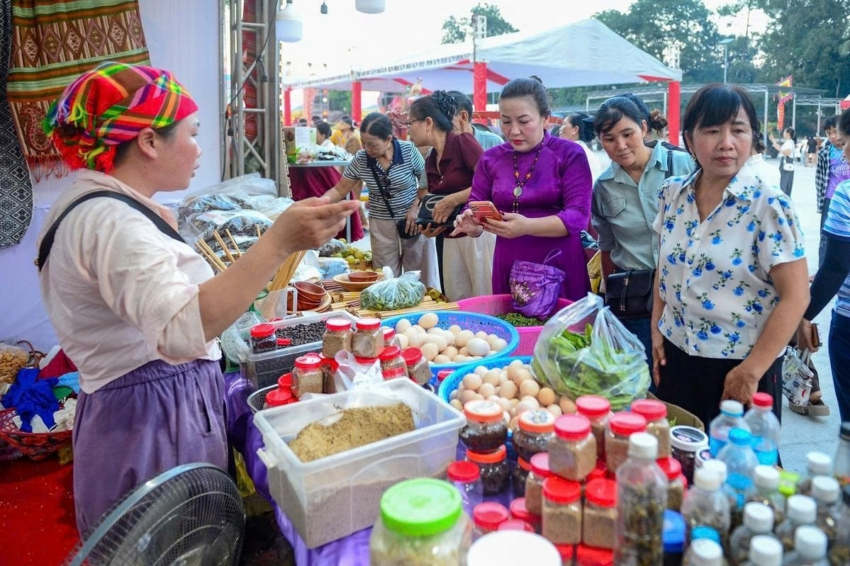 Hàng nghìn du khách khám phá phiên chợ vùng cao ở Lam Kinh